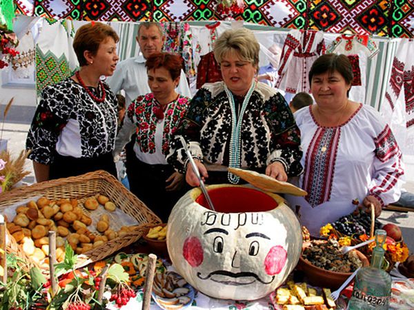 16 фактів про український борщ, яких ви точно не знали (фото). В Україні борщ здавна вважався символом міцної родини: усі інгредієнти у полив'янім горщику, варяться, бурлять, а потім, мліючи, передають свої аромати і смаки одне одного, стають одним цілим – багатим, наваристим, густим. 