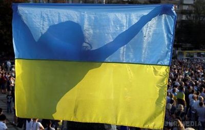 У Каховці чоловік зірвав і викинув у смітник прапор України. На Херсонщині поліцейські затримали вандала.