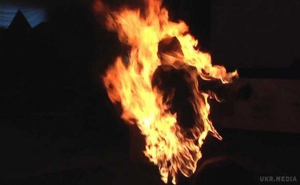 У Запоріжжі жінка спалила себе, обливши бензином. Жінка вчинила самоспалення в Запоріжжі. Правоохоронці розслідують інцидент за фактом загибелі жінки.