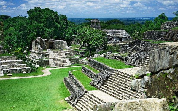 Моторошні факти про цивілізацію майя. Древніх майя ніяк не назвеш народом-привидом, безслідно зниклим в глибинах минулих тисячоліть. До сих пір їх нащадки населяють півострів Юкатан.Майя і ацтеки були двома найбільшими цивілізаціями Центральної Америки до прибуття туди колонізаторів зі Старого Світу. Імперія майя насправді з'явилася раніше ацтекської і пережила її на кілька сотень років. Протягом останніх двох тисяч років вона зазнала кілька великих злетів і падінь, що мало не залишили від неї і сліду.