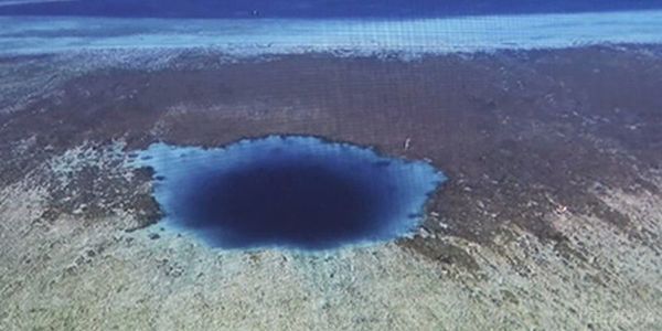 Знайдена найглибша блакитна діра яка заповнена  водою і знаходиться нижче рівня моря. Нове обстеження блакитний дірки в Південно-Китайському морі показало, що ця підводна печера є найглибшою на Землі. 