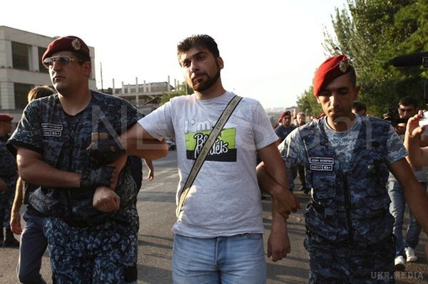 Вірменія: в Єревані більше 100 затриманих демонстрантів. Кількість госпіталізованих збільшилася до 60 осіб.