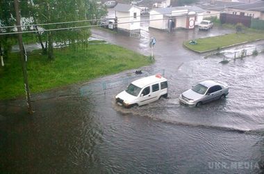 Житомир пішов під воду після потужної зливи. Житомир накрила потужна злива , яка затопила вулиці міста . 