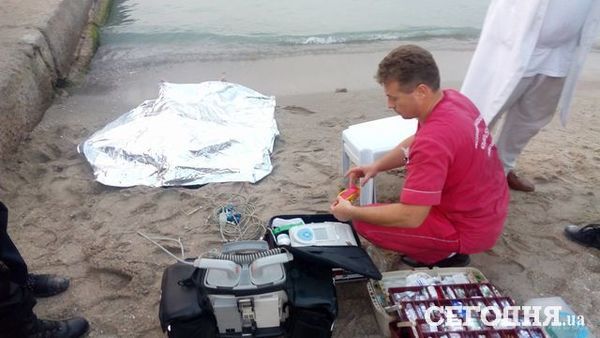 В Одесі на популярному пляжі знайдено тіло чоловіка (фото). Сьогодні близько 20:00 на популярному одеському пляжі " Ланжерон " з води дістали утопленика.