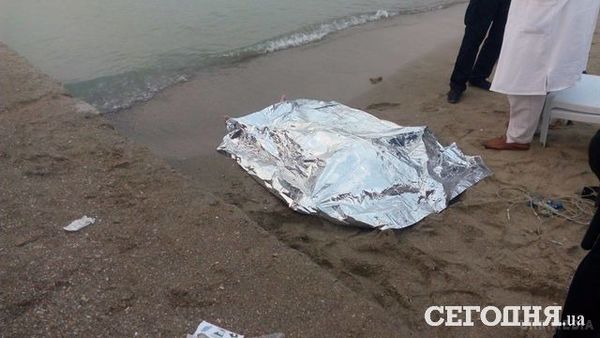 В Одесі на популярному пляжі знайдено тіло чоловіка (фото). Сьогодні близько 20:00 на популярному одеському пляжі " Ланжерон " з води дістали утопленика.