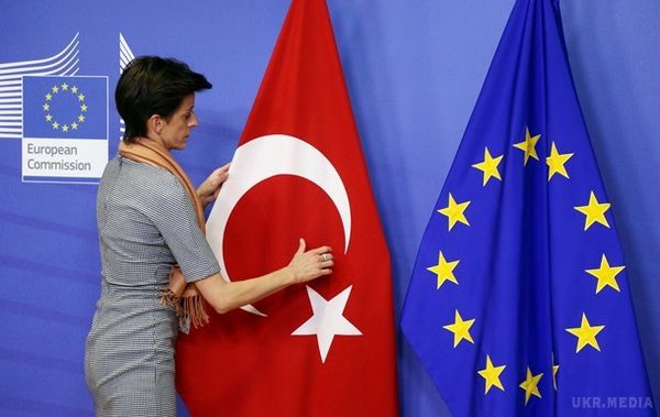  Туреччина висунула ультиматум ЄС: або безвізовий режим, або.. Глава МЗС Туреччини , якщо пом'якшення візового режиму не буде, то Туреччина буде змушена відійти від реалізації програми щодо повернення мігрантів.