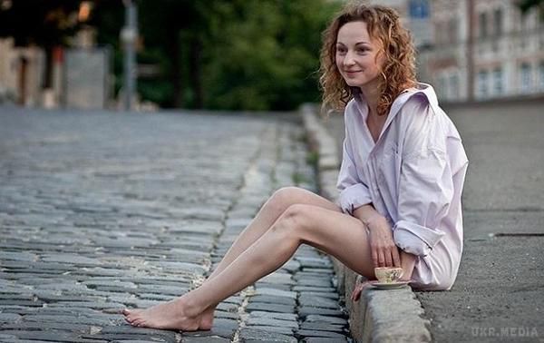 Нардеп Ірина Суслова порушила ПДР і насмітила біля київського ТРЦ. Політик від "Самопоміч" викуривши сигарету, викинула недопалок прямо на асфальт в громадському місці.