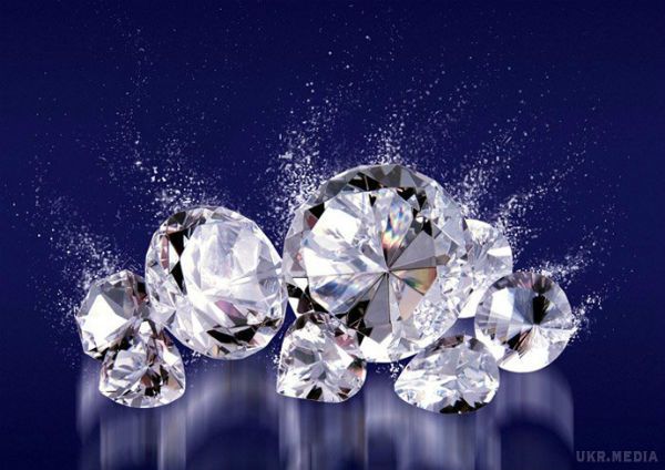 Пара з Шотландії знайшла в старому стільці прикраси з діамантами. Подружжя з шотландського міста Біггар знайшли в старому стільці, купленому за п'ять фунтів стерлінгів, прикраси з діамантами вартістю п'ять тисяч фунтів