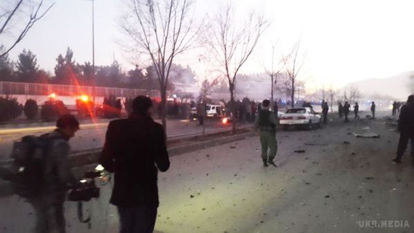 Вибух у Кабулі: Четверо бойовиків атакували готель. Бойовики підірвали заміновану вантажівку біля одного з готелів, де зупиняються іноземці.