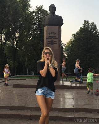 Співачка Віра Брежнєва похвалилася стрункими ногами. Співачка в коротких шортах прогулялася по рідному місту.