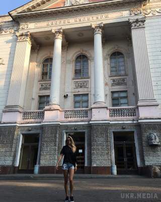 Співачка Віра Брежнєва похвалилася стрункими ногами. Співачка в коротких шортах прогулялася по рідному місту.