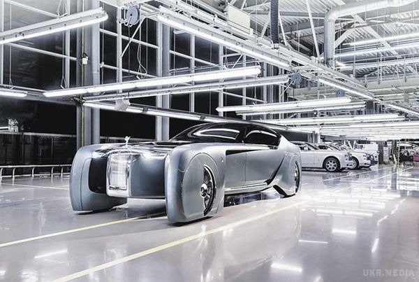 "Роллс-Ройс" показав модель 2040 року. Зараз судити про те, що там всередині, абсолютно безглуздо, адже і тепер самі сучасні серійні машини - електричні або навіть водневі.