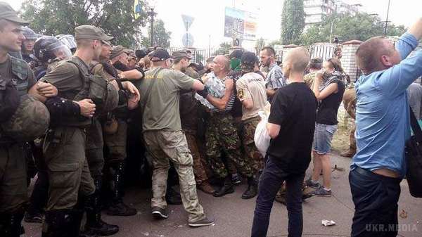 Під судом у Києві спалахнула масова бійка активістів з Нацгвардією. Біля Оболонського суду в Києві, де розглядається справа 12-ти бійців «Торнадо», спалахнула масова сутичка між активістами, що прийшли їх підтримати, та нацгвардійцями.