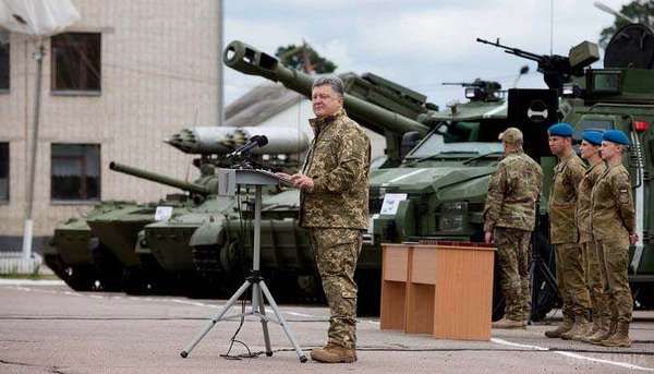 Президент України анонсував передачу великої партії техніки в зону АТО (ВІДЕО). Також він озвучив деталі проведення військового параду до свята.