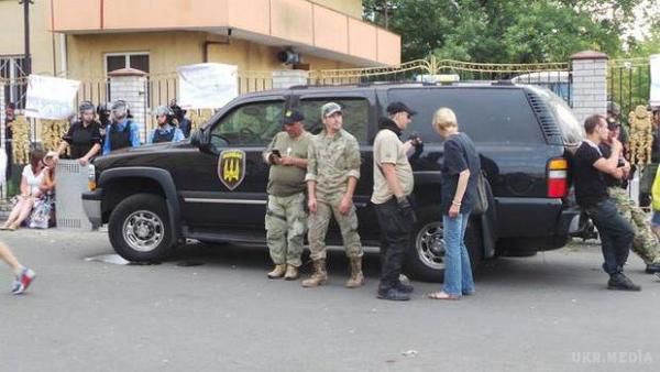 Нардеп Семенченко закликав до штурму Оболонського суду (відео). Бійців, справу яких розглядали сьогодні у суді, звинувачують у створенні злочинної організації та скоєнні ними низки тяжких злочинів.