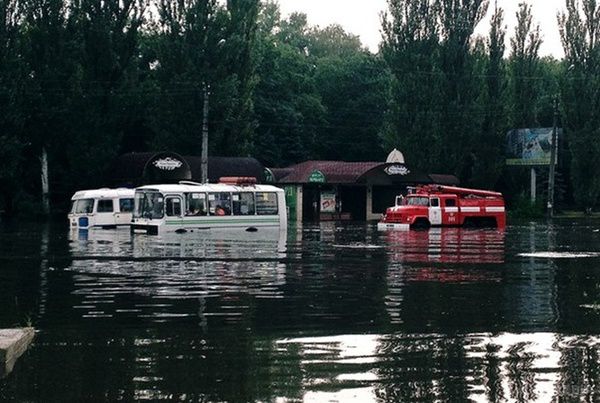 Черкаси пішли під воду після потужної зливи (відео). Увечері 2 серпня у Черкасах лише за кілька годин випала майже вся місячна норма опадів. 
