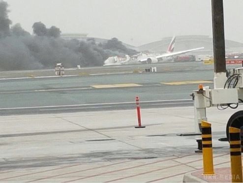 У Дубаї після аварійної посадки загорівся літак. Майже 300 пасажирів і екіпаж рейсу EK521 були евакуйовані.