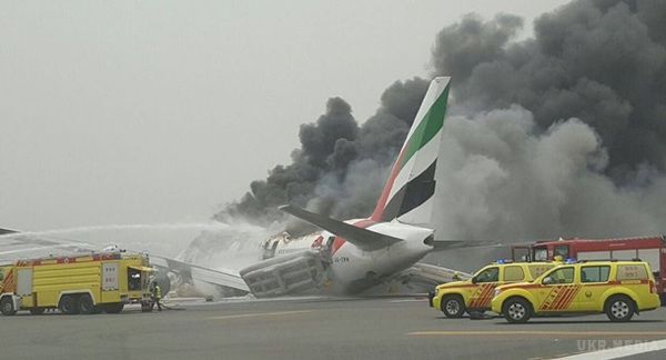У Дубаї після аварійної посадки загорівся літак. Майже 300 пасажирів і екіпаж рейсу EK521 були евакуйовані.