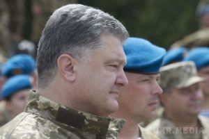 Порошенко: Не перекладайте з хворої голови на здорову. Трагедія на Донбасі - це результат агресії Росії, а не наслідок параду. Глава держави закликав не переписувати історію України. І зазначив, що не дозволить перекручувати факти і події, що відбуваються на сході країни. Він вкотре заявив, що у нас немає громадянського протистояння, як це підносить Російська Федерація і її адепти.