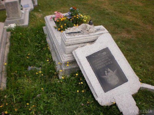 Вандал на місцевому цвинтарі Львівщині знищив майже 150 могил. Оперативна група, яка виїхала на місце злочину, встановила, що в ніч на 2 серпня на території кладовища розбито надгробні стели майже на 150 могилах.