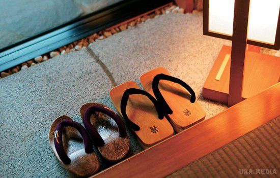 Чому заборонено заходити в будинок у взутті. Ряд наукових досліджень підтверджує, що носити вуличне взуття по будинку – погана ідея. І причини ці досить прості.