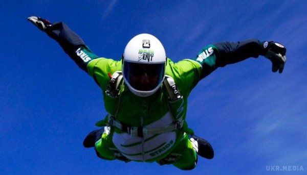 Американець стрибнув без парашута з висоти 7600 метрів (відео). Американський скайдайвер Люк Ейкінс успішно здійснив перший в історії людства стрибок з висоти 7,6 тис. метрів без парашута.