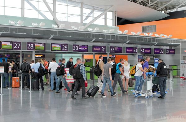 У міжнародному аеропорту "Бориспіль" на пасажирку рейсу МАУ впала гранітна плита. Пасажирці надали медичну допомогу, відсторонили від польоту з наступною госпіталізацією.