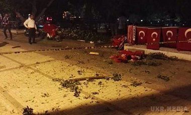 В Антальї на мітингу в підтримку Ердогана стався вибух. За даними поліції, постраждали дві людини. Імовірно, вибухнула саморобна вибухівка.