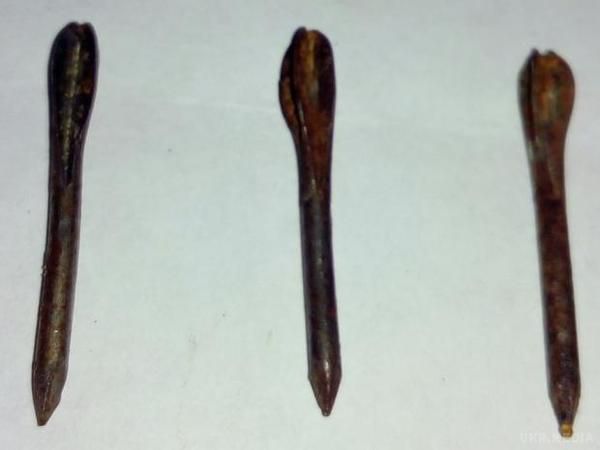  Волонтер показав смертоносну "начинку" снарядів бойовиків (фото). Це заводське виготовлення боєприпасів "братнього" народу, з яким нас продовжують намагатися замирити