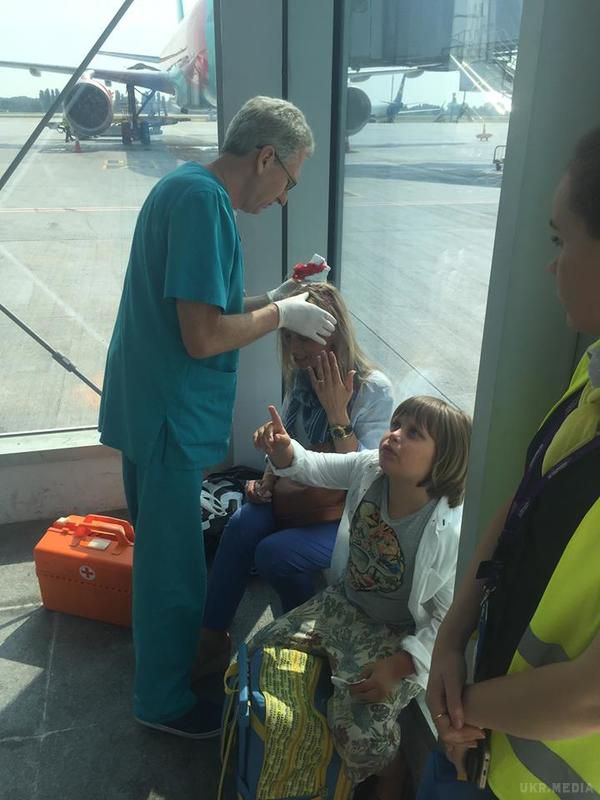 В аеропорту "Бориспіль" на голову пасажирці впала гранітна плитка. В качестве компенсации руководство аэропорта поселило женщину в местной гостинице и дало возможность перебронировать рейс за их счет
