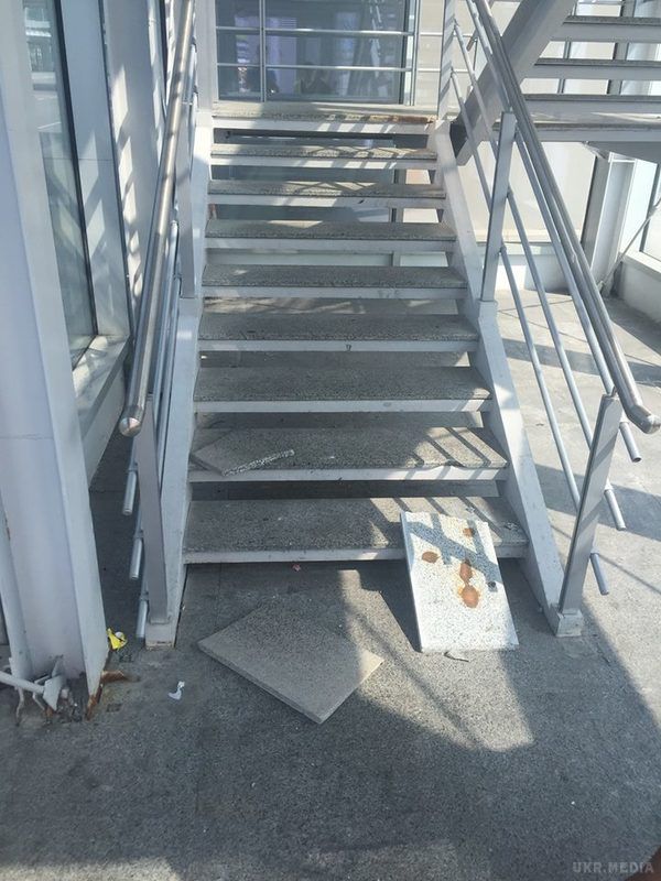 В аеропорту "Бориспіль" на голову пасажирці впала гранітна плитка. В качестве компенсации руководство аэропорта поселило женщину в местной гостинице и дало возможность перебронировать рейс за их счет
