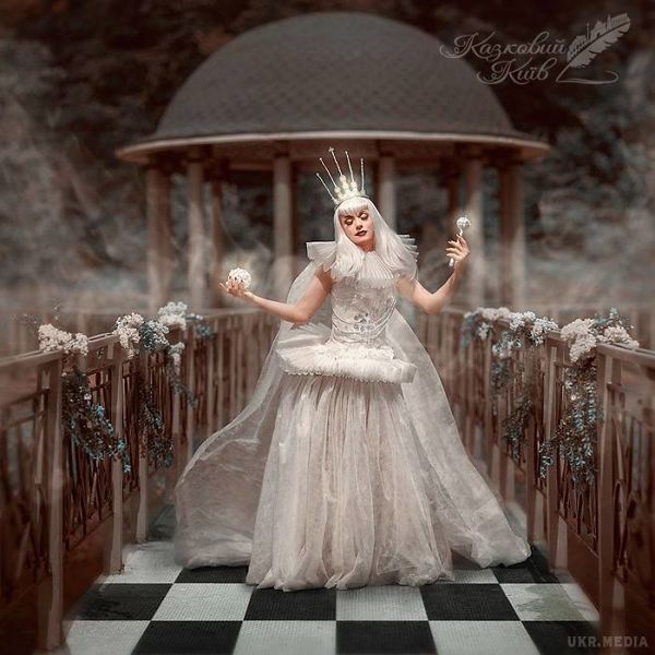 Казки стають реальністю: українські знаменитості у фотопроекті «Казковий Київ». Українські зірки шоу-бізнесу та інші відомі персони приміряли на себе образи казкових персонажів, взявши участь у неймовірно красивому арт-проекті «Казковий Київ». Зйомки проходили в найкрасивіших куточках української столиці, а отримані в результаті кропіткої роботи фотографів і стилістів знімки адресовані як дітям, так і дорослим.