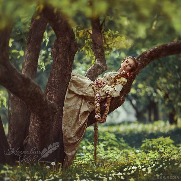 Казки стають реальністю: українські знаменитості у фотопроекті «Казковий Київ». Українські зірки шоу-бізнесу та інші відомі персони приміряли на себе образи казкових персонажів, взявши участь у неймовірно красивому арт-проекті «Казковий Київ». Зйомки проходили в найкрасивіших куточках української столиці, а отримані в результаті кропіткої роботи фотографів і стилістів знімки адресовані як дітям, так і дорослим.
