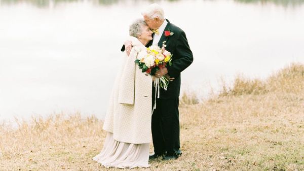 Любов довжиною в життя: зворушлива фотосесія подружжя до 63-ї річниці весілля. 86-річний Джо Рей і 83-річна Ванда Джонсон одружилися 65 років тому і пронесли любов через усе своє життя. У 2014 році їх онука, фотограф Шалин Нэльсон, вирішила піднести улюбленим бабусі і дідусю подарунок до 63-ї річниці їхнього весілля: романтичну фотосесію, яка розповість про незгасних почуттях літнього подружжя. Цим фотографіям вже два роки, але Шалин вирішила показати їх саме зараз, оскільки останнім часом стан здоров'я її дідуся погіршився, і зараз він знаходиться в лікарні.
