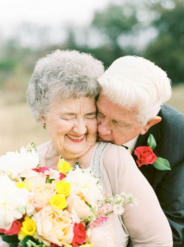 Любов довжиною в життя: зворушлива фотосесія подружжя до 63-ї річниці весілля. 86-річний Джо Рей і 83-річна Ванда Джонсон одружилися 65 років тому і пронесли любов через усе своє життя. У 2014 році їх онука, фотограф Шалин Нэльсон, вирішила піднести улюбленим бабусі і дідусю подарунок до 63-ї річниці їхнього весілля: романтичну фотосесію, яка розповість про незгасних почуттях літнього подружжя. Цим фотографіям вже два роки, але Шалин вирішила показати їх саме зараз, оскільки останнім часом стан здоров'я її дідуся погіршився, і зараз він знаходиться в лікарні.