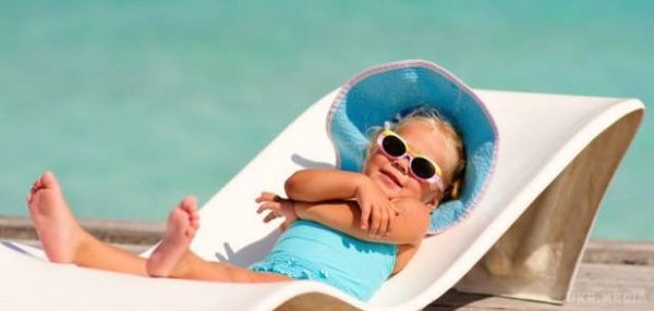  Фахівці  розповіли про ризики для дітей "сонячні ванни". Засмага -- це продукт запалення шкіри, реакція на сонячний опік. 
