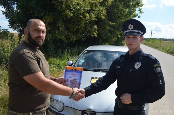 Патрульний поліцейський з Вінниці віддав свою автівку для потреб бійців у зону АТО. Вінницький патрульний 28-річний Євген Орленко віддав свій автомобіль "Альфа Ромео" землякам на передову