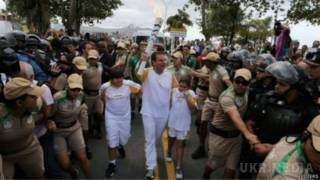 Сотні жителів Ріо зустріли Олімпійський вогонь акцією протесту. Олімпійський вогонь в Ріо-де-Жанейро зустріли сотні демонстрантів, обурених величезними витратами на проведення Олімпіади-2016.