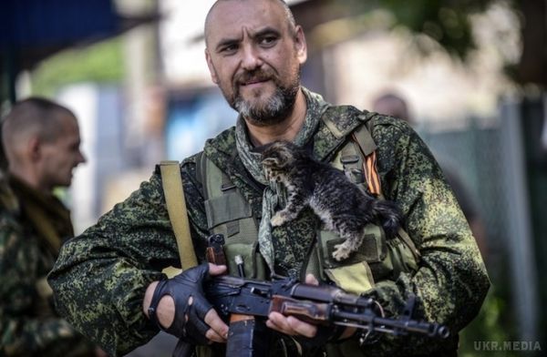 Бойовики  застрелили начальника розвідки полку, кадрового офіцера ЗС РФ. У відповідь на погрози розстрілу на місці, бойовики ,  застрелили начальника розвідки