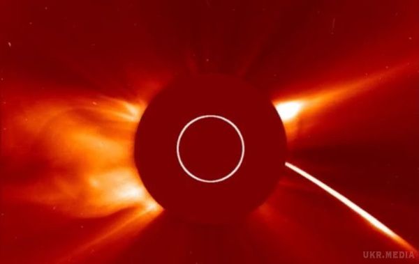 NASA зняв на відео комету, розірвану Сонцем. Небесне тіло, наблизилося до світила, припинила існування через три доби.