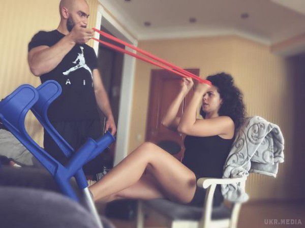 29-річна Настя Каменських повертається у звичний режим спортивних занять після пошкодження ноги. Співачка намагається підтримувати спортивну форму, незважаючи на травму.