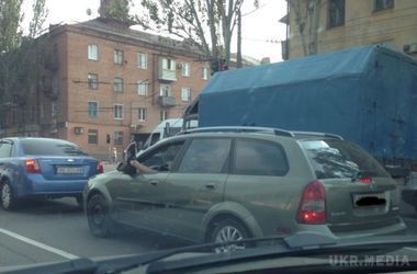 В Україні зафіксували незвичайного автолюбителя. Водій керував машиною, висунувши ногу з вікна