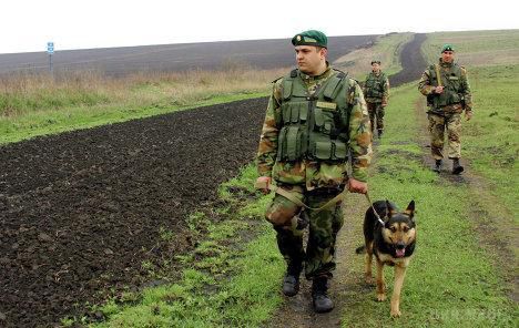 Прикордонники Чернівецького загону довелося стріляти, аби вгамувати контрабандиста (ВІДЕО). Помітивши охоронців кордону, порушник спробував втекти автомобілем "УАЗ", намагаючись позбутися свого краму, а саме 6 ящиків сигарет.