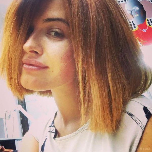  Співачка Даша Астаф'єва кардинально змінила імідж. Астаф'єва опублікувала  фотографію, на якій позує з рудим волоссям і зачіскою боб.