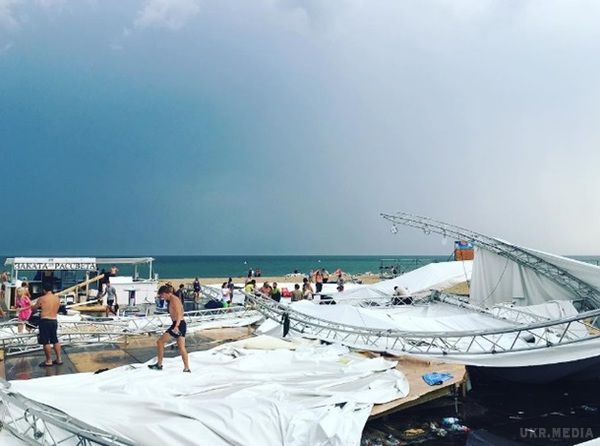 Блискавка і ураган спричинили трагедію на  екстрим-фестивалю Z-Games  в Затоці. Під час урагану в Затоці Одеської області впала сцена 