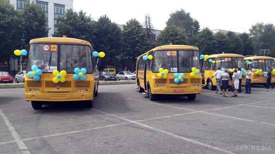  На Рівненщині чиновники закупили партію російських автобусів (фотофакт). Для шкіл Рівненщини чиновники РІвненської ОДА закупили 9 російських автобусів марки ПАЗ за ціною у 1 320 000 грн з ПДВ за одиницю. 