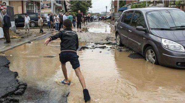Македонія  оголосила надзвичайний стан в столиці Скоп'є та прилеглих до неї районах.  Після того як повені спричинили загибель щонайменше 21 людини