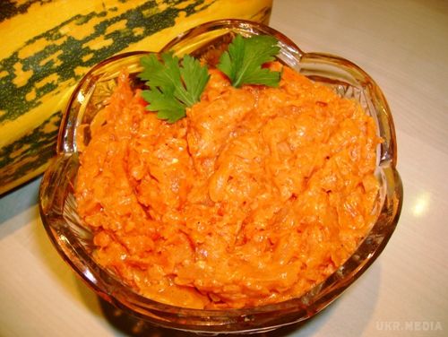 Кабачкова ікра - робимо на зиму улюблену закуску. Кабачкова ікра відноситься до такого виду закусок як овочева ікра. По суті, вона являє собою попередньо кулінарно оброблені (тушковані, запечені або смажені) подрібнені кабачки в поєднанні з різними овочами - цибулею, морквою і т.д. 