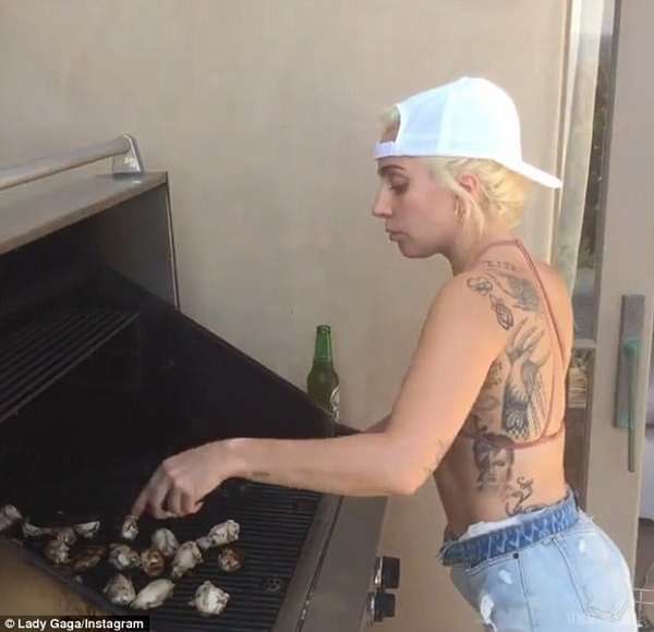 Леді Гага в бікіні влаштувала вечір барбекю (фото). Американська співачка Леді Гага в неділю, 7 серпня, в Малібу влаштувала вечір барбекю.
