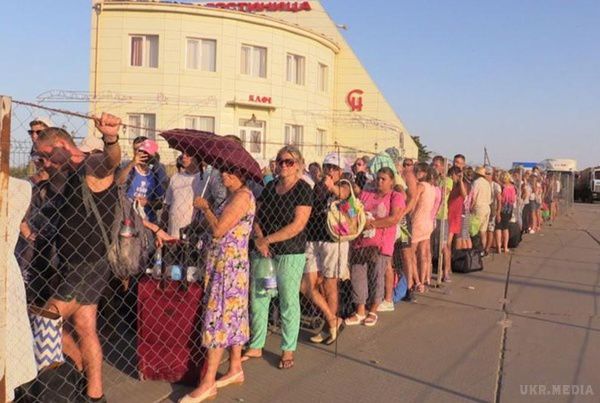 Стовпотворіння на кордоні з Кримом: "Черги такі, що не видно кінця". Навколо півострова знову загострилася ситуація. Сотні людей стоять у величезних чергах, щоб виїхати з Криму.